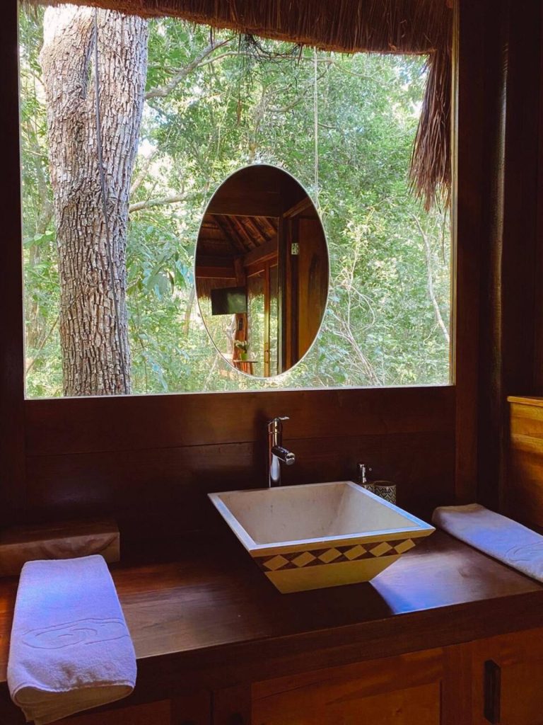 baño en medio de la jungla airbnb